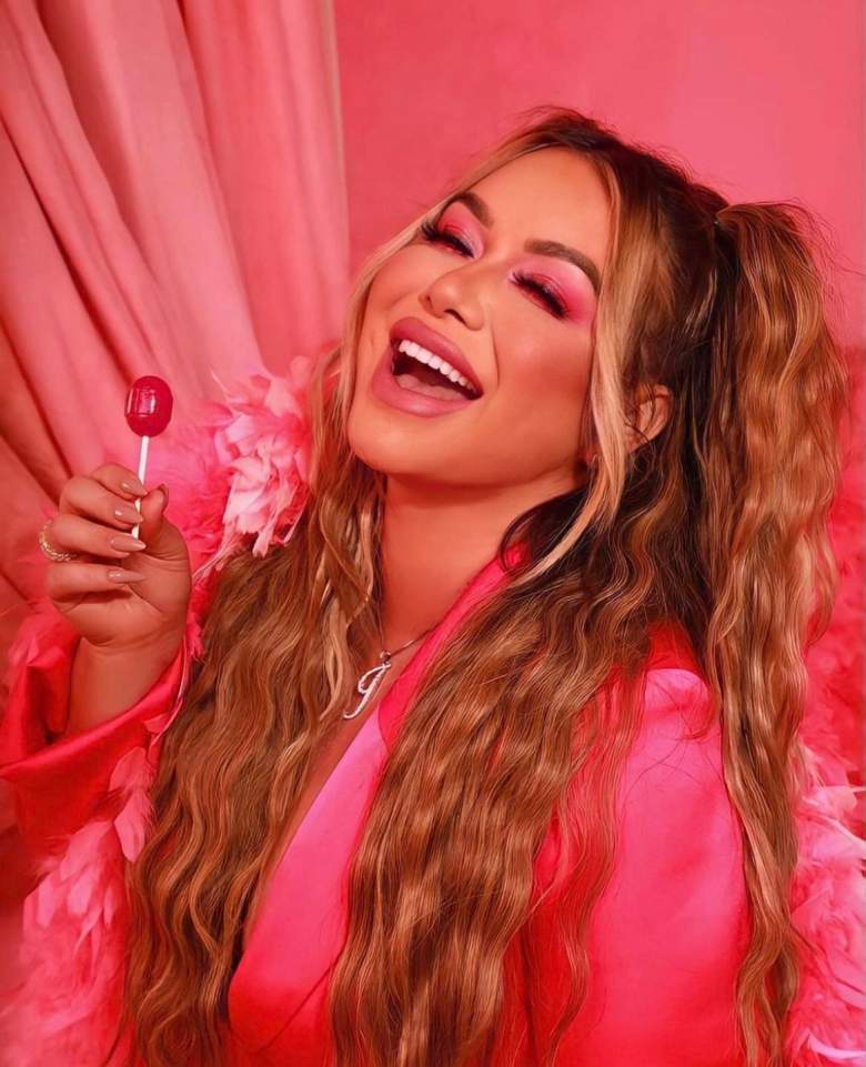 Chiquis le canta. a un hombre casado en De contrabando