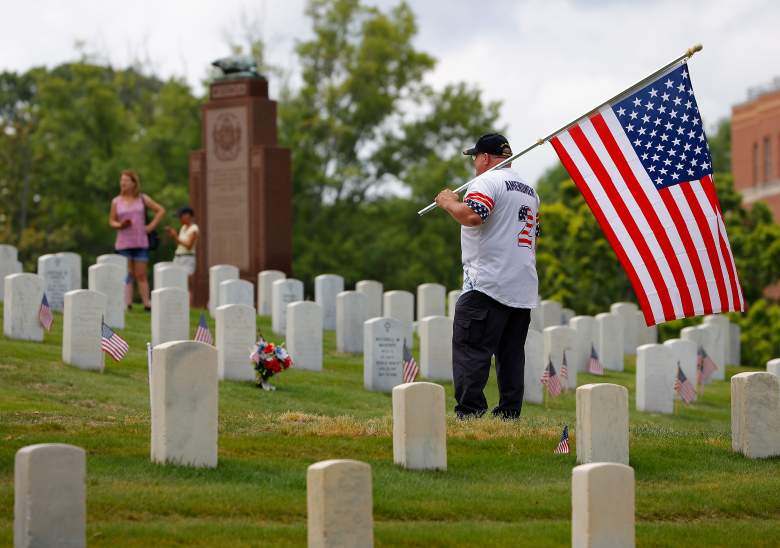 Un hombre se encuentra entre las tumbas en el Cementerio Nacional de Marietta el Día de los Caídos, 25 de mayo de 2020 en Marietta, Georgia.