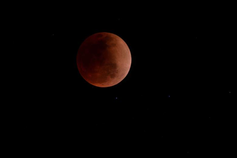 La luna de sangre se ve durante un eclipse lunar total en Canta, al este de Lima, el 15 de mayo de 2022.