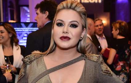 Chiquis aparece bañada de miel de abeja