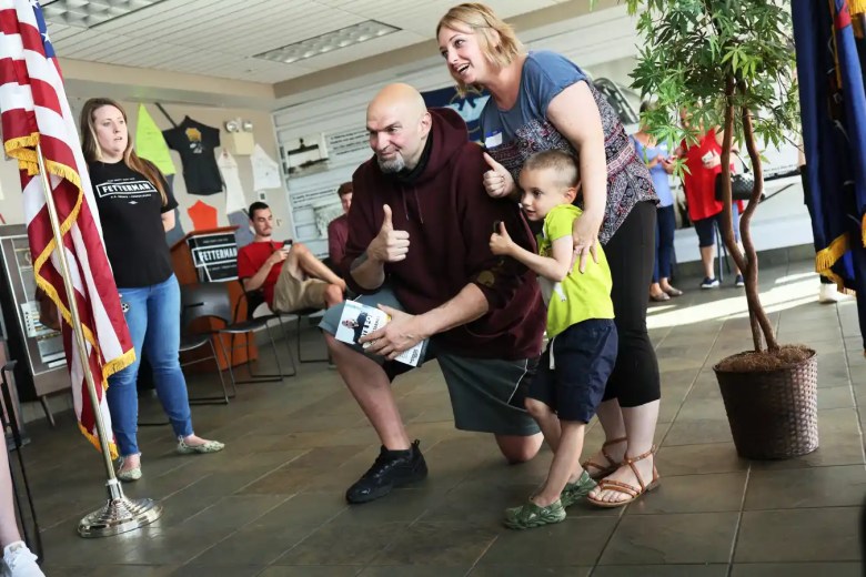 El Vicegobernador de Pensilvania, John Fetterman, hace campaña para el Senado de los Estados Unidos en un encuentro y saludo en el Aeropuerto Joseph A. Hardy Connellsville el 10 de mayo de 2022 en Lemont Furnace, Pensilvania.