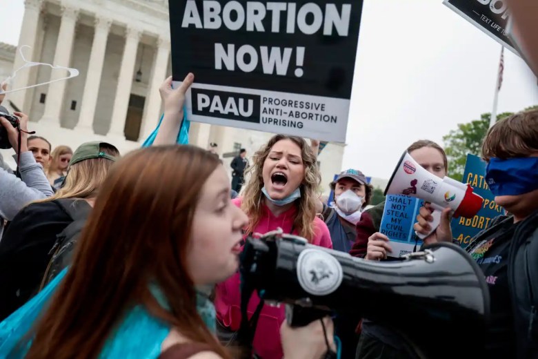 Activistas a favor del derecho a decidir y contra el aborto se manifiestan frente al edificio de la Corte Suprema de EE. UU. el 3 de mayo de 2022 en Washington, DC. En un borrador de opinión mayoritario inicial filtrado obtenido por Politico, el juez de la Corte Suprema Samuel Alito supuestamente escribió que los casos Roe v. Wade y Planned Parenthood of Southeastern Pennsylvania v. Casey deberían anularse, lo que pondría fin a la protección federal del derecho al aborto en todo el país.