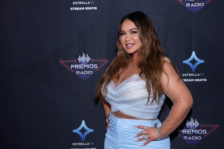 Chiquis presume sus habilidades vocales en provocativa malla negra