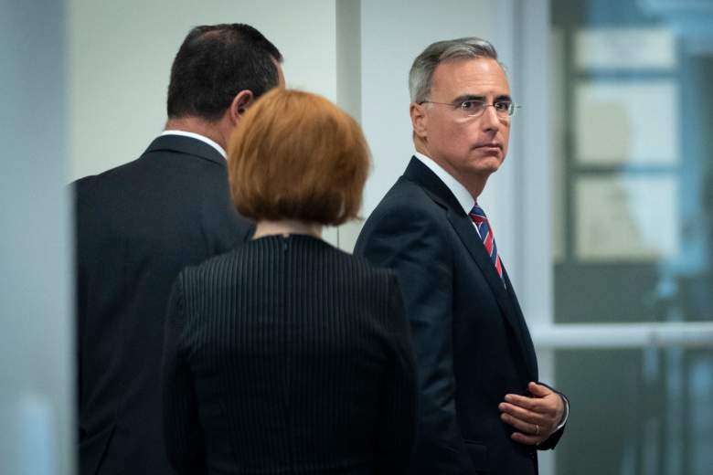 Pat Cipollone, abogado de la Casa Blanca del expresidente Trump, sale de una sala de conferencias durante una pausa en su entrevista en el edificio de oficinas de la Cámara de Representantes de Thomas P. O'Neill Jr. el 8 de julio de 2022 en Washington, DC. El comité selecto de la Cámara que investiga los disturbios del Capitolio del 6 de enero está realizando una entrevista transcrita a puerta cerrada con Cipollone.