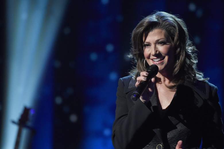 La cantante y compositora Amy Grant se presenta en el escenario durante la Navidad del país CMA 2016 el 8 de noviembre de 2016 en Nashville, Tennessee.