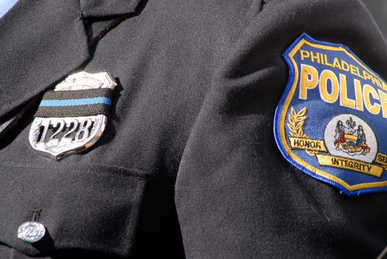 Un oficial de policía de Filadelfia lleva una cinta negra en su placa en el funeral del oficial de policía de Filadelfia Chuck Cassidy el 7 de noviembre de 2007 en la Catedral Basílica de los Santos Pedro y Pablo en Filadelfia, Pensilvania.