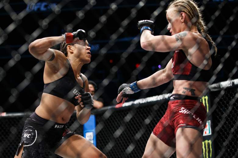 Amanda Nunes, izquierda, pelea contra Valentina Shevchenko durante UFC 215 en Rogers Place el 9 de septiembre de 2017 en Edmonton, Canadá.