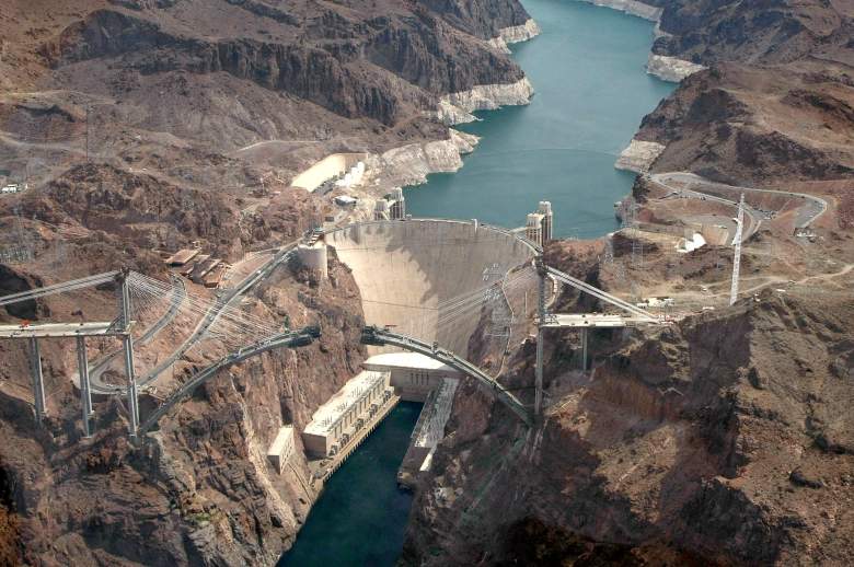 Una vista aérea de la Presa Hoover y el desvío de la Presa Hoover en construcción el 12 de junio de 2009 en el Área Recreativa Nacional del Lago Mead, Nevada.