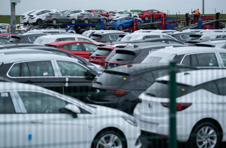 Los autos KIA se paran en el puerto de Cuxhaven antes de cargarlos en los transbordadores para su transporte al Reino Unido el 7 de marzo de 2019 en Cuxhaven, Alemania.