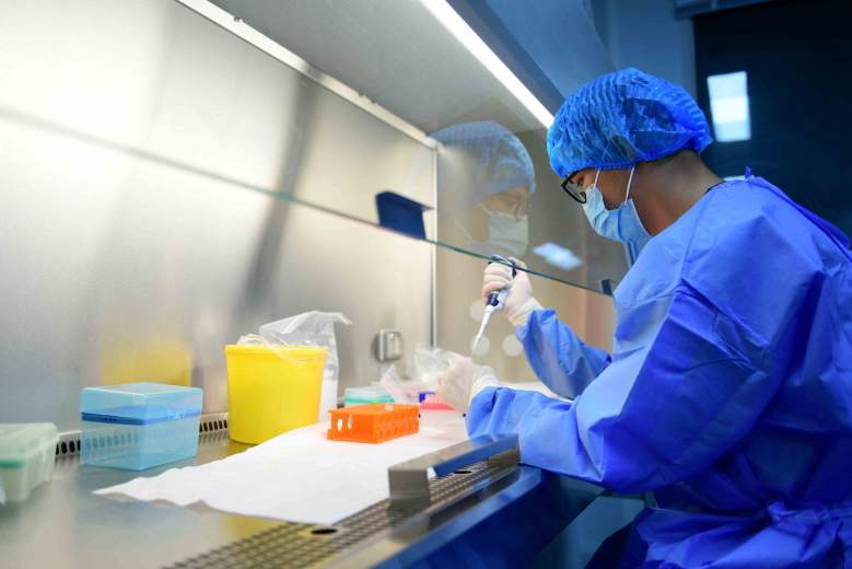 Esta foto tomada el 9 de agosto de 2022 muestra a un técnico de laboratorio trabajando en un centro de pruebas de covid-19 en Lhasa, en la Región Autónoma del Tíbet occidental de China.