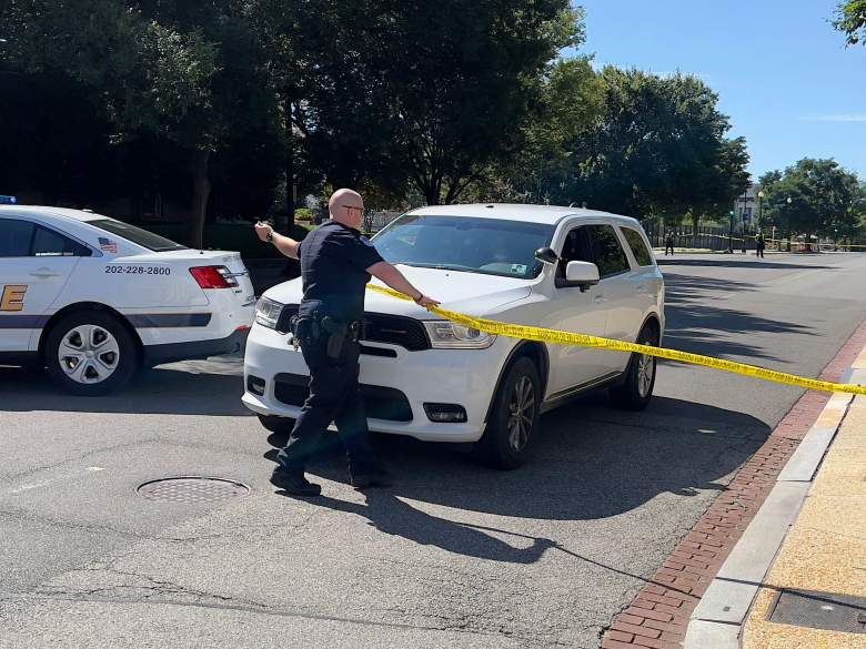 Los oficiales de policía del Capitolio de los EE. UU. trabajan para cerrar la carretera cerca del Capitolio de los EE. UU.