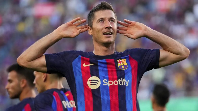 Robert Lewandowski celebra contra el Real Valladolid.