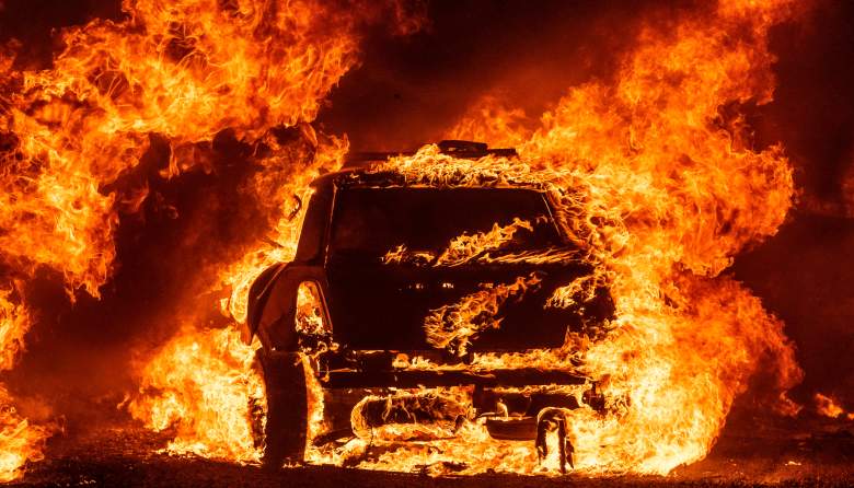 Incendio de autos en una granja de Texas.