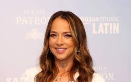 Adamari López con lágrimas en los ojos lee su carta a Santa Claus