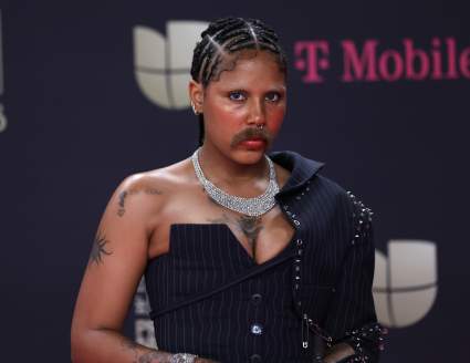 Mira el bigote de Tokischa: ¿Qué significa su ‘look’ en Premio Lo Nuestro?