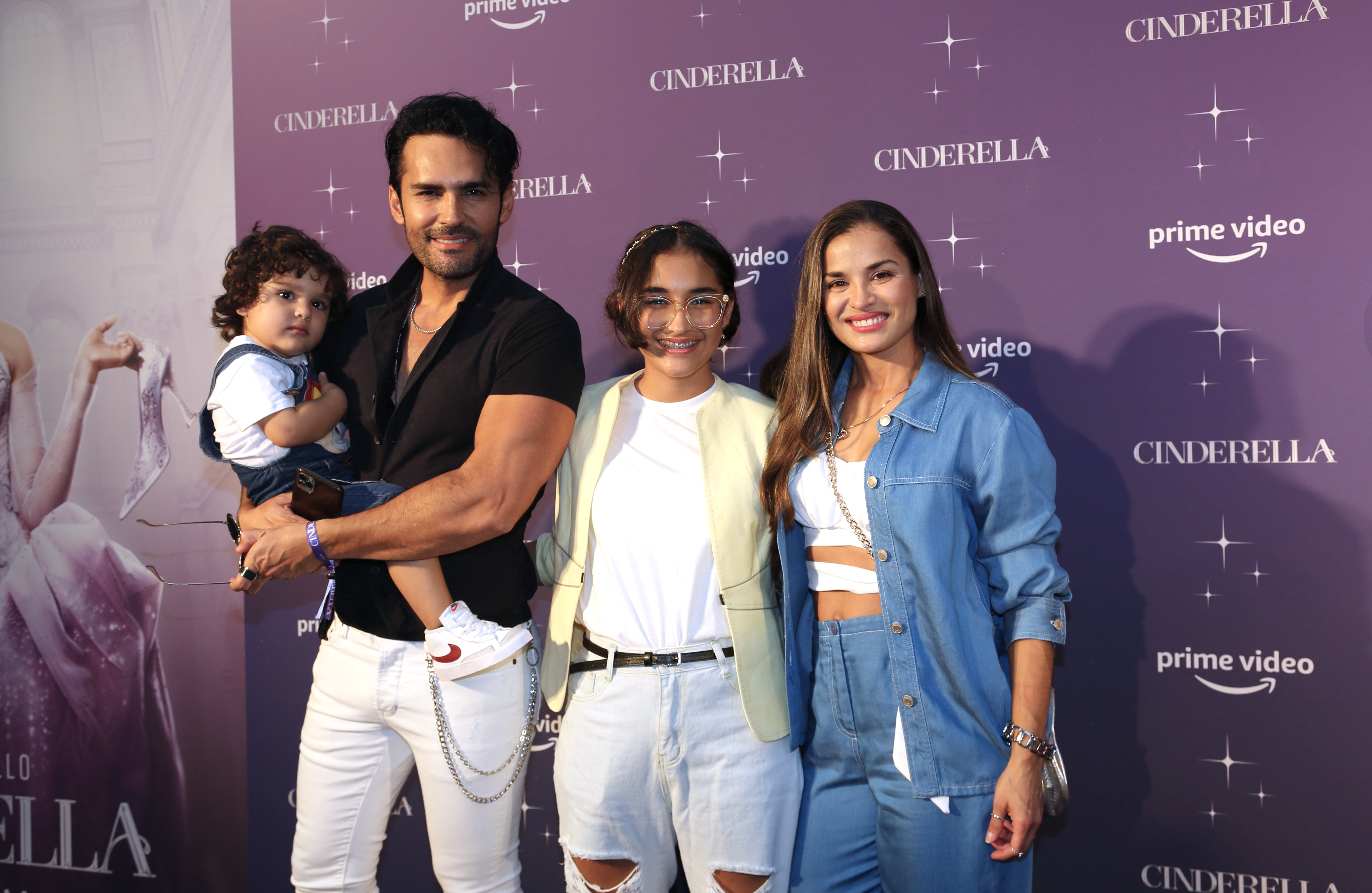 Fabi&aacute;n R&iacute;os con su esposa Yuly Ferreira e hijos.