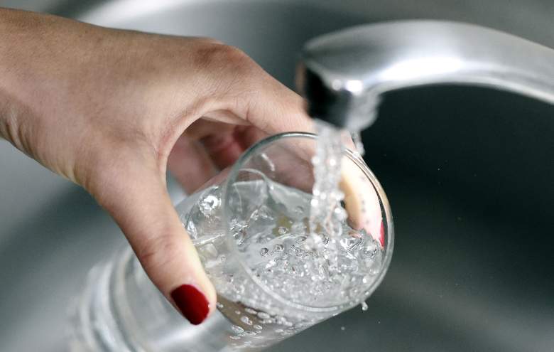 Beber tres litros de agua al día probablemente no le ayude a adelgazar