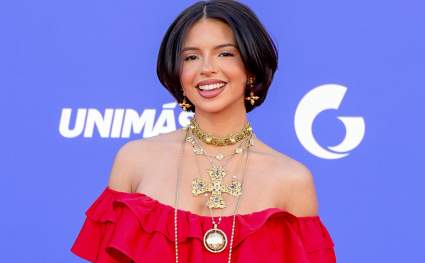 ¿Las caderas (curvas) de Ángela Aguilar son falsas?