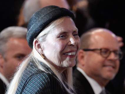 Joni Mitchell Hospitalizado: 5 Datos rápidos que necesita saber