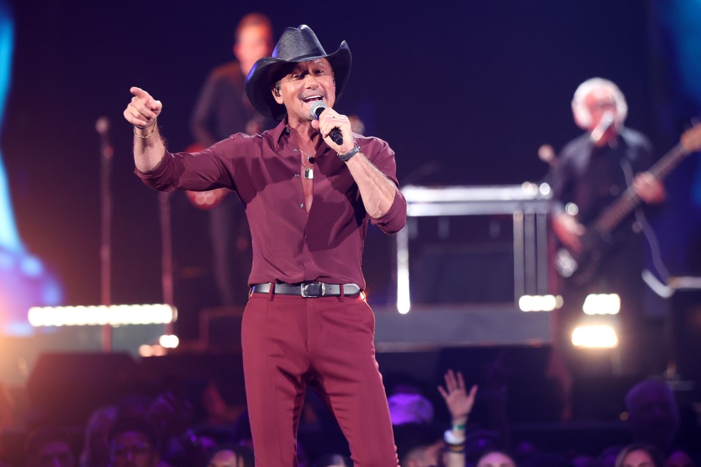 Time McGraw singing on stage