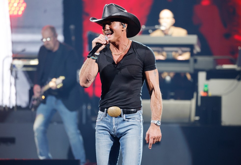 Tim McGraw singing on stage