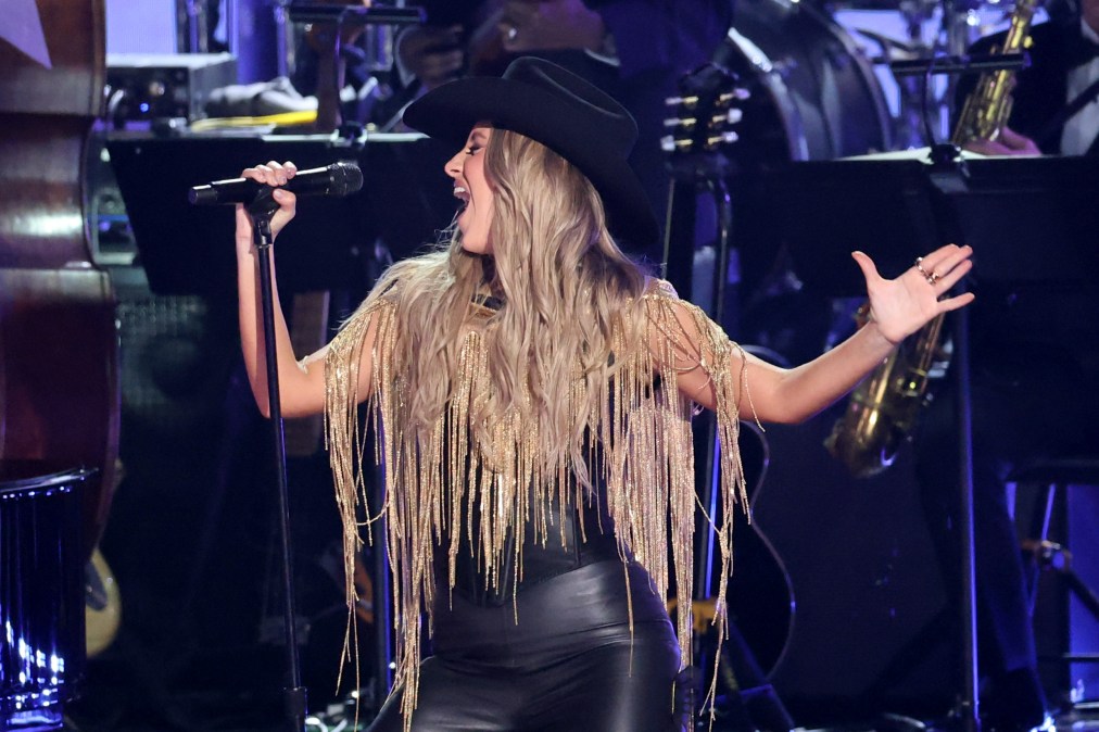 Lainey Wilson belting out a song