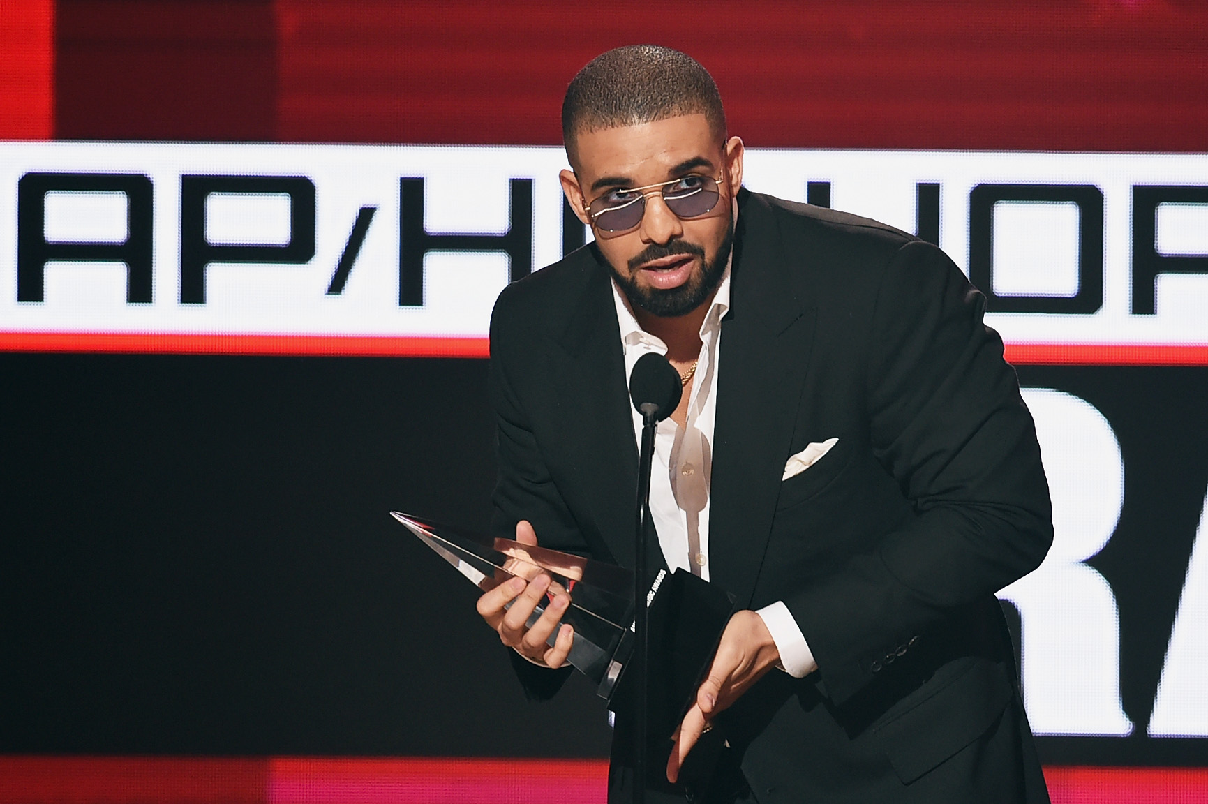 Drake accepts Favorite Rap/Hip-Hop Artist during the American Music Awards on November 20, 2016 in Los Angeles, California. (Photo by Kevin Winter/Getty Images)
