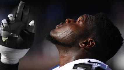 Raiders entire la línea ofensiva para protestar durante el himno nacional