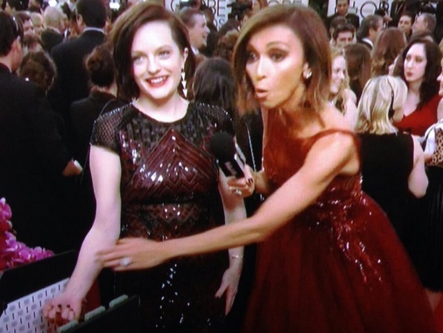 Elizabeth Moss Golden Globes 2014, Elizabeth Moss Mani Cam, Elizabeth Moss Gives the Finger, Elizabeth Moss Middle Finger Golden Globes, Elizabeth Moss Mani Cam Middle Finger, Elizabeth Moss Flips the Bird