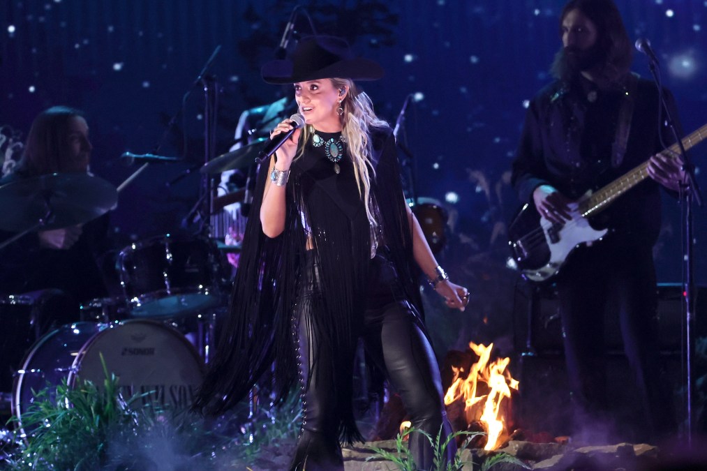 Lainey Wilson singing on stage