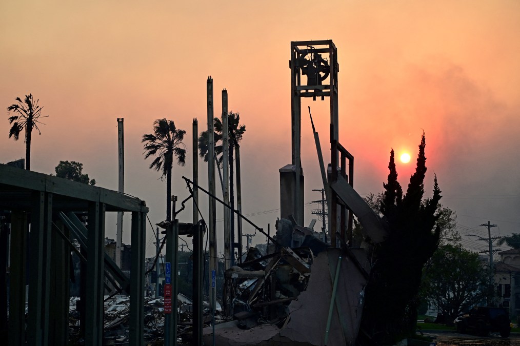 Fire destroys church in Los Angeles