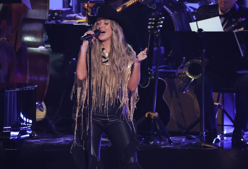 Lainey Wilson singing