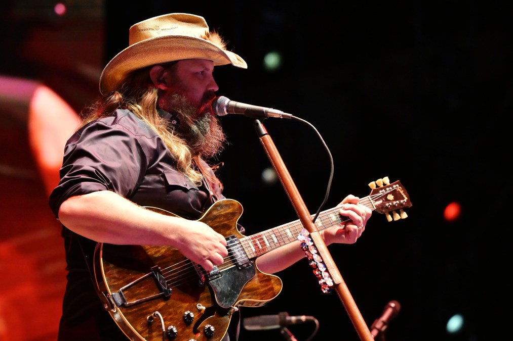 Chris Stapleton playing guitar
