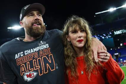 Taylor Swift Rocks Más de $8,000 en Louis Vuitton a Cheer en Travis Kelce