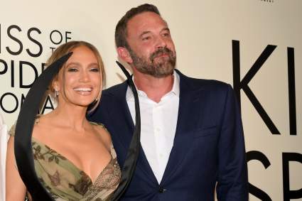 Jennifer López y Ben Affleck se reencuentran en la premier de “Kiss of the Spider”