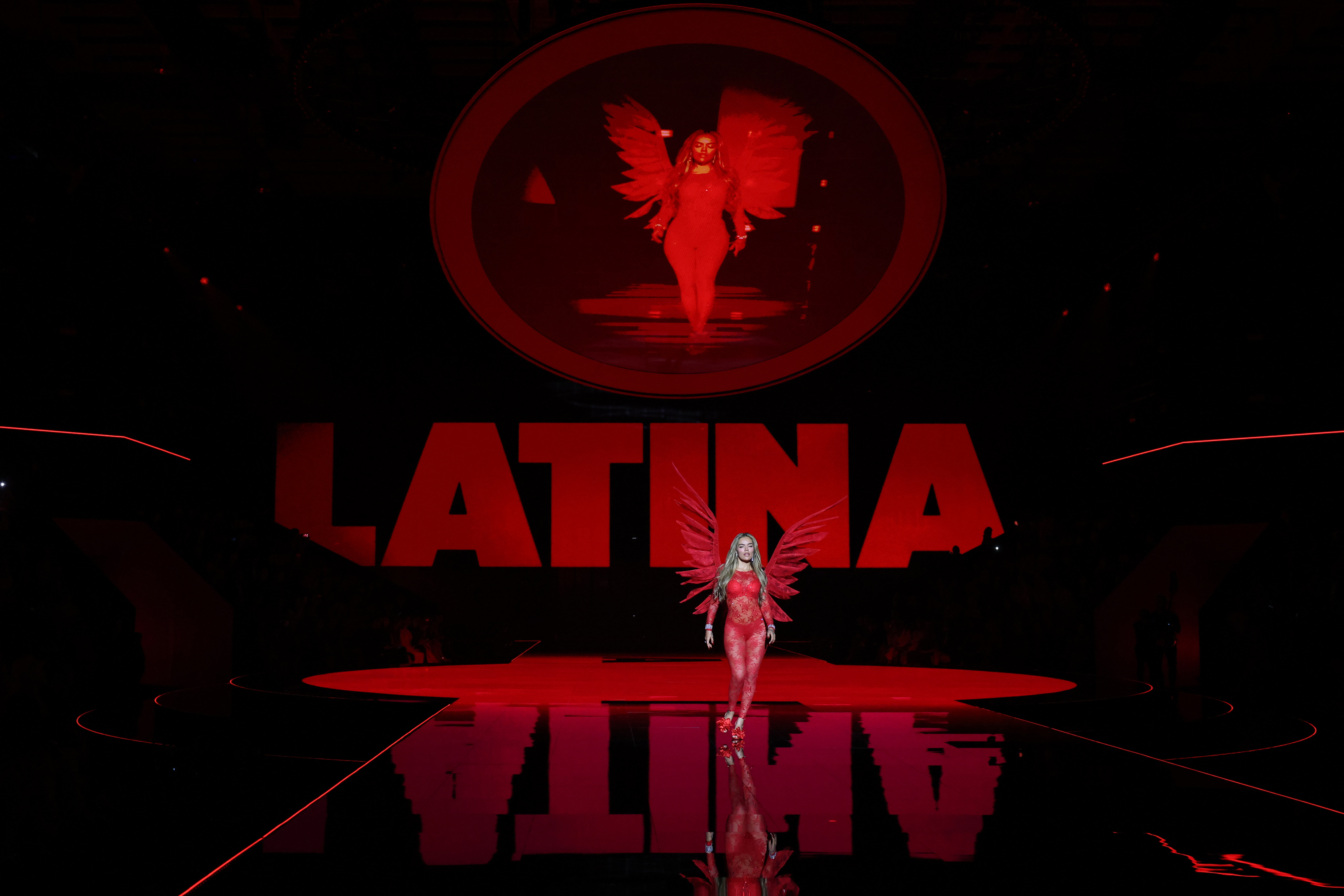 Karol G desfila por la pasarela del Victoria's Secret Fashion Show 2025 el 15 de octubre de 2025 en la ciudad de Nueva York.