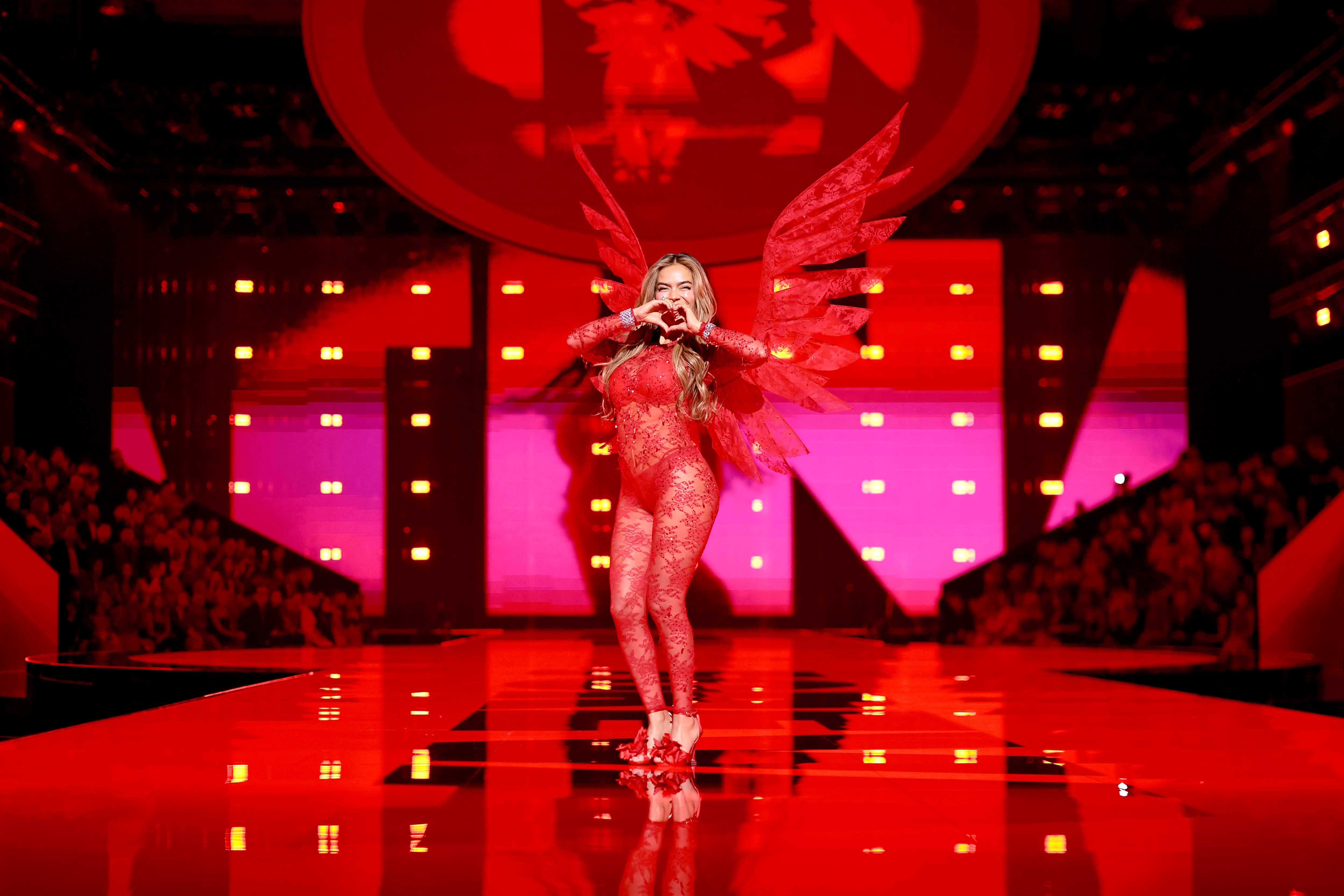 Karol G desfila por la pasarela del Victoria's Secret Fashion Show 2025 el 15 de octubre de 2025 en la ciudad de Nueva York.