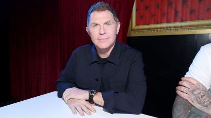 Bobby Flay, ícono de Food Network, comparte sus mejores trucos para preparar pavo, salsa y relleno.