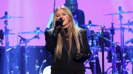 La canción "Timeless" de Kelly Clarkson es la primera en alcanzar mil millones de reproducciones en Spotify.