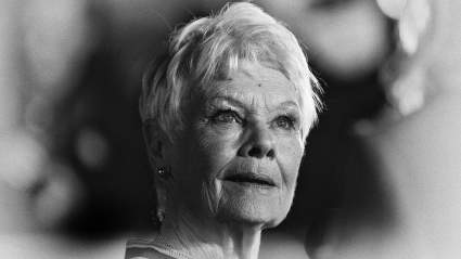 Judi Dench, de 90 años, revela con vulnerabilidad un deterioro devastador en su visión: "No reconozco a nadie".