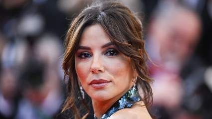 Eva Longoria, de 50 años, posa con confianza con una falda transparente con aberturas: FOTOS