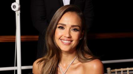 Jessica Alba, de 44 años, deslumbra con confianza en un elegante bikini: FOTOS