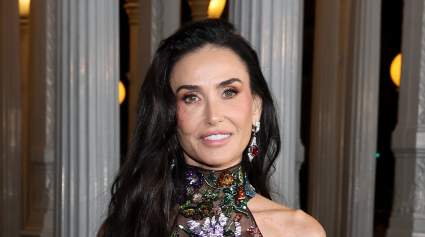 Demi Moore, de 62 años, deslumbra con un vestido floral transparente: FOTOS
