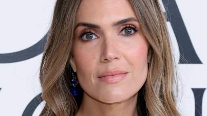 Mandy Moore se suma a la tendencia de las transparencias con una falda transparente: FOTO