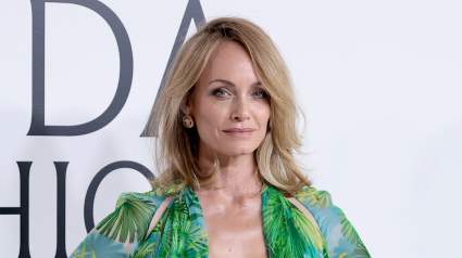 Amber Valletta, de 51 años, lució el vestido transparente de Versace estilo jungla de Jennifer Lopez: FOTOS