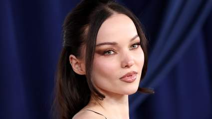 Dove Cameron le da un toque glamuroso a la tendencia de los vestidos transparentes: FOTOS
