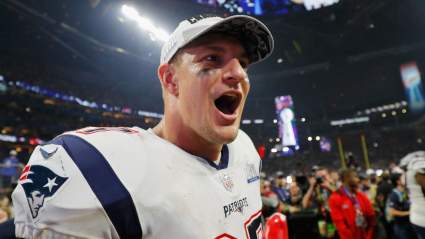 Gronk firma un contrato de un día por una razón asombrosa.