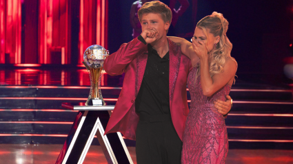 Robert Irwin y Witney Carson reaccionan en entrevistas posteriores a la final tras su victoria en DWTS Mirrorball