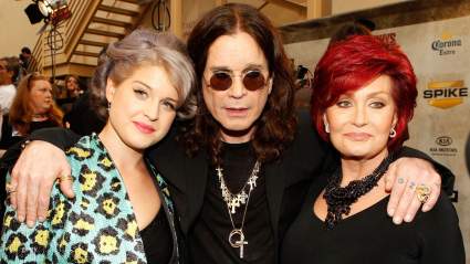 Sharon y Kelly Osbourne brillan en una fiesta glamurosa 4 meses después de perder a Ozzy