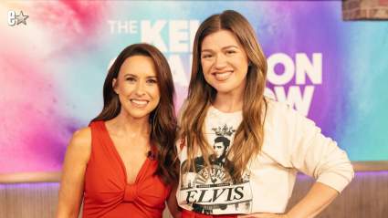 Kelly Clarkson bromea adorablemente con Lacey Chabert sobre su adorno navideño de Hallmark.